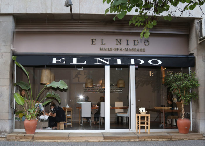 Entrada salón de belleza de les corts